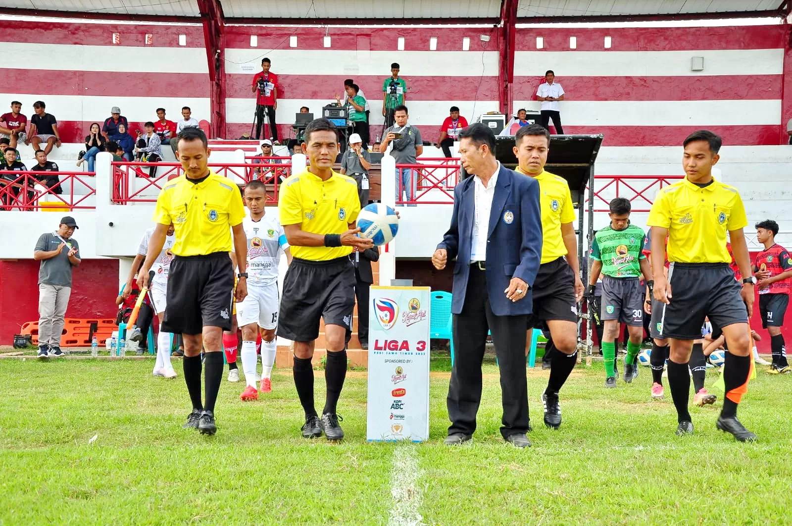 Panitia dan wasit memasuki lapangan pertandingan saat penyisihan grup M di Stadion A. Yani Sumenep, Jumat (15/12). - Image