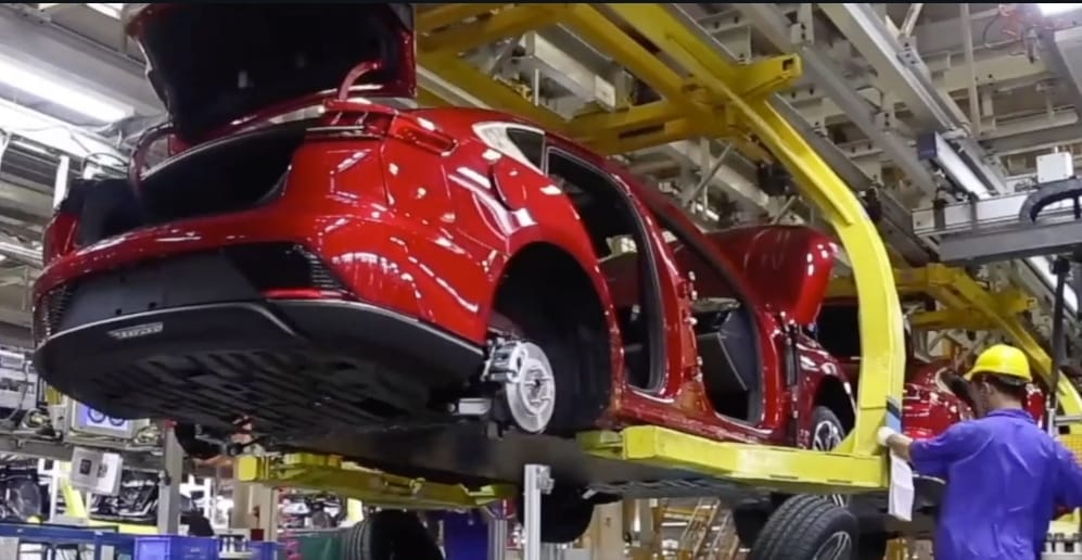 Seorang pekerja mengecek sebuah mobil Seal di pabrik BYD di Changzhou, Tiongkok - Image