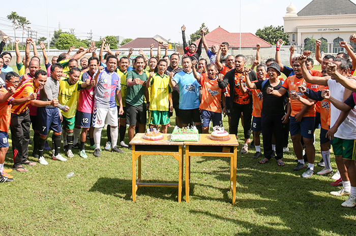 KOMPAK: Rosita FC merayakan hari jadinya yang ke-20 dengan menggelar pertandingan "seneng-seneng" di Lapangan Pesawad, Wedoro, Waru, Sidoarjo. - Image