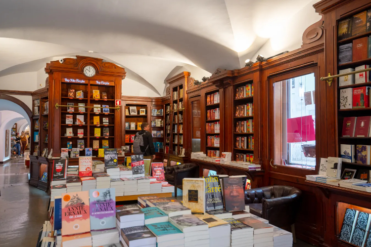 Livraria Bertrand dinobatkan oleh Guinness World Records sebagai toko buku tertua di dunia/sumber: Our Escape Clause - Image