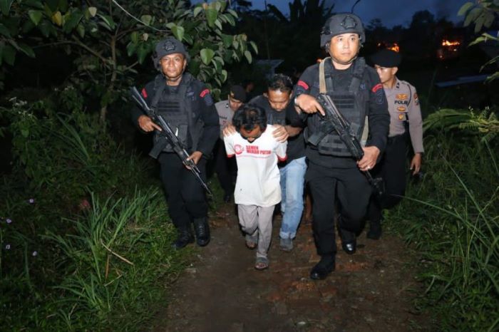 Polda Sumut tangkap 17 orang terkait kasus narkoba di Desa Bandar Baru, Kecamatan Sibolangit, Kabupaten Deli Serdang, Sabtu (23/12). - Image