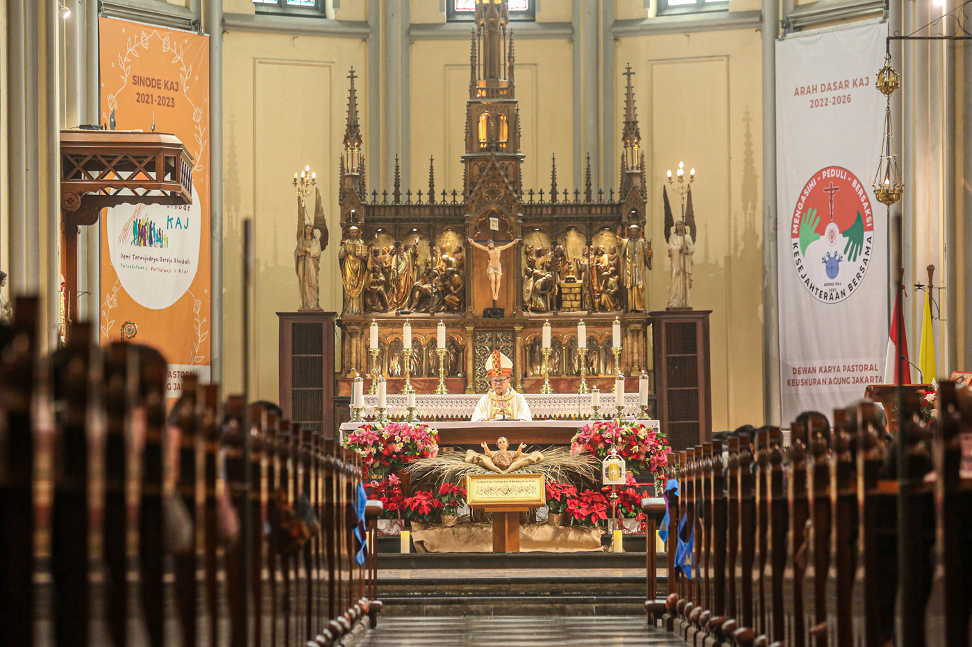 Uskup Agung Jakarta Ignatius Kardinal Suharyo memimpin jalanya Misa Natal Pontifikal di Gereja Katedral, Jakarta, Senin (25/12/2023). - Image