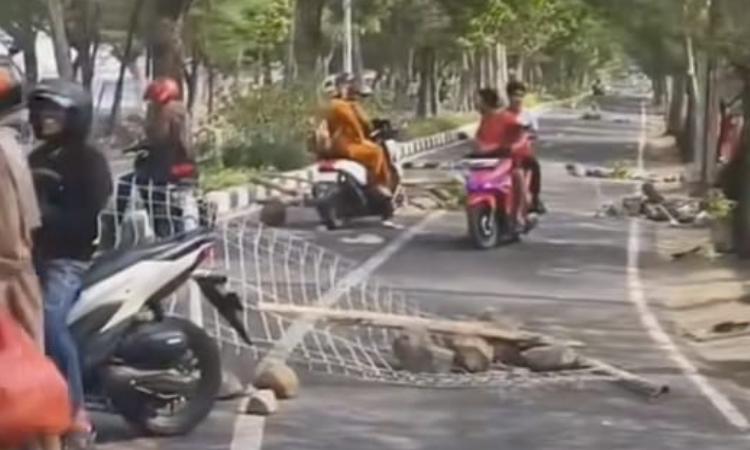 Perusakan fasum yang diduga dilakukan pleh pedagang di Pantai Watu-Watu Kenjeran Surabaya. (ini_surabaya/Instagram) - Image