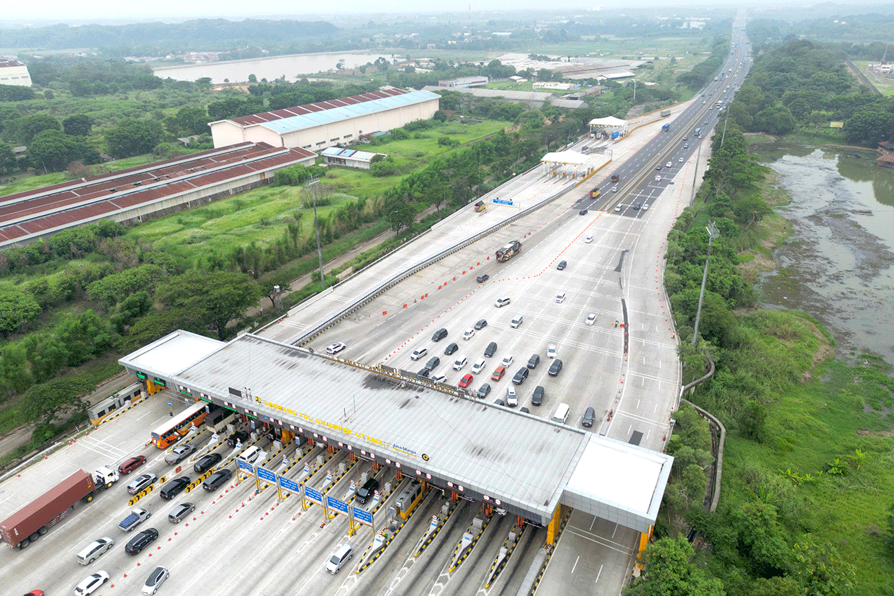 Suasana gerbang tol Cikampek Utama pada Selasa (26/12). - Image