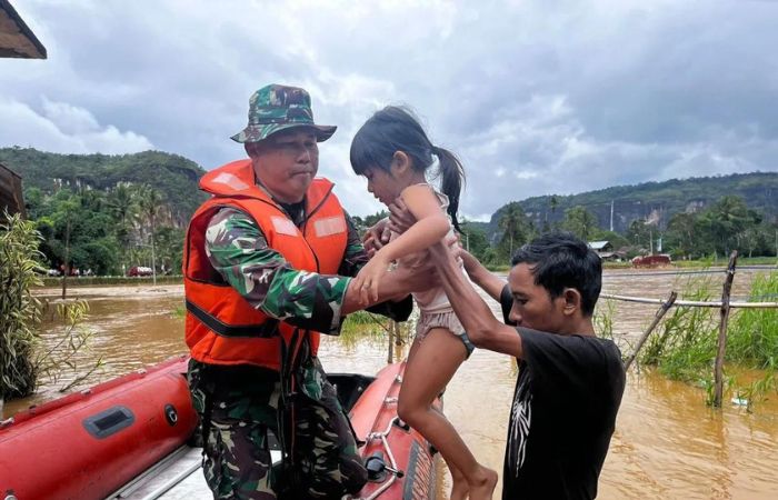 BPBD Limapuluh Kota evakuasi warga yang terdampak banjir / sumber: Antara - Image