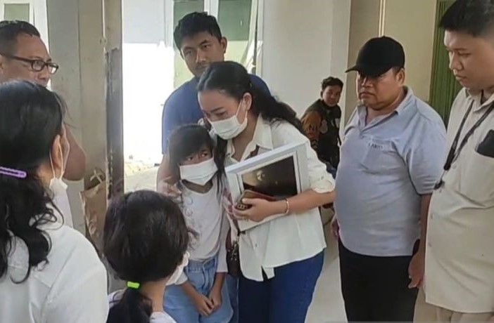 Keluarga menjemput jenazah salah satu korban yang meninggal dunia usai diotopsi di RSUD Soetomo Surabaya, Selasa (26/12). - Image