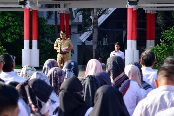 Pj Gubernur Sulsel Bahtiar Baharuddin saat memberikan arahan pada apel pagi, Rabu (27/12). (Dok.JawaPos.com) - Image