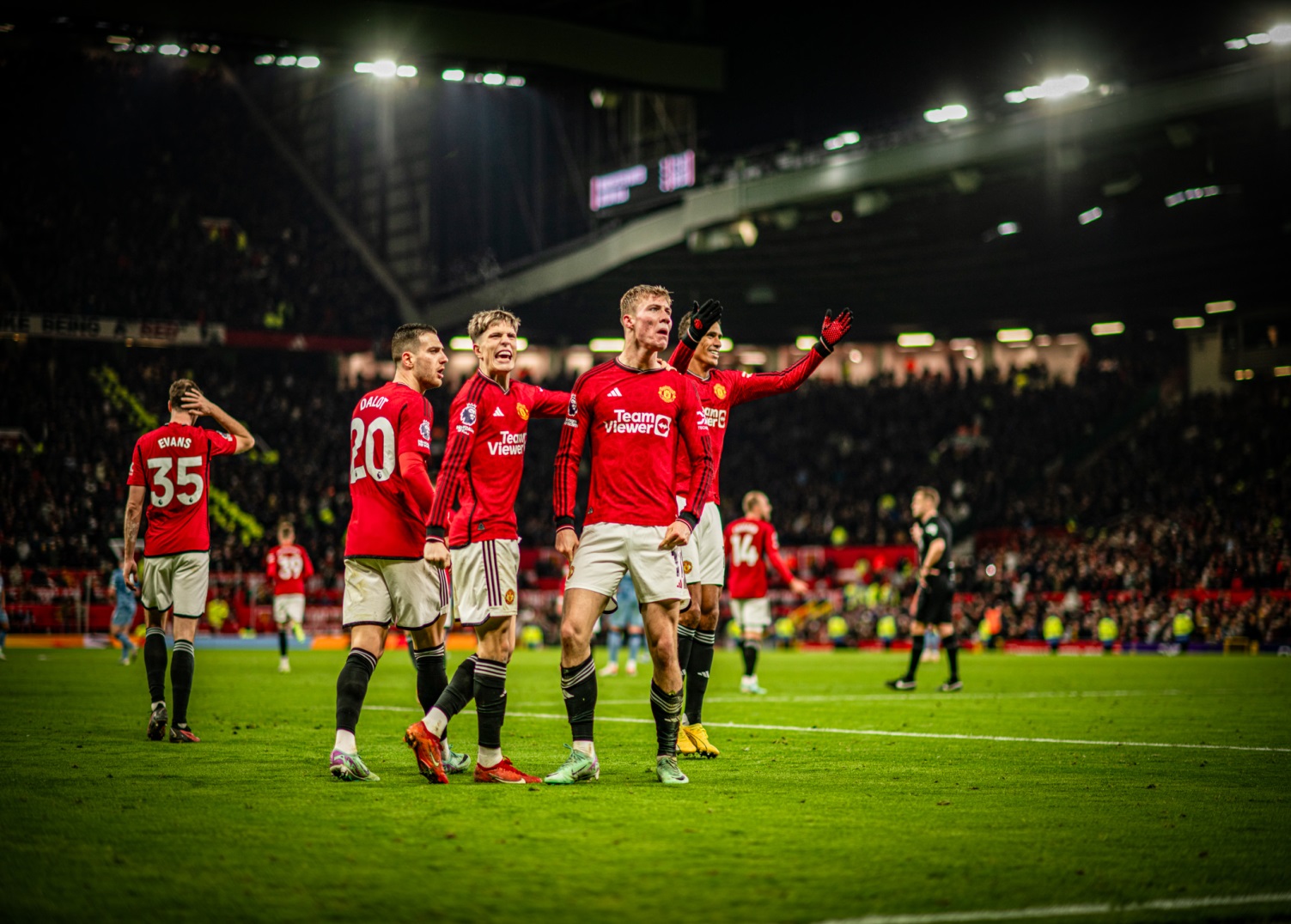 Rasmus Hojlund Merasa Bahagia Setelah Mencetak Gol Pertamanya Bagi Manchester United./twitter.com/ManUtd - Image