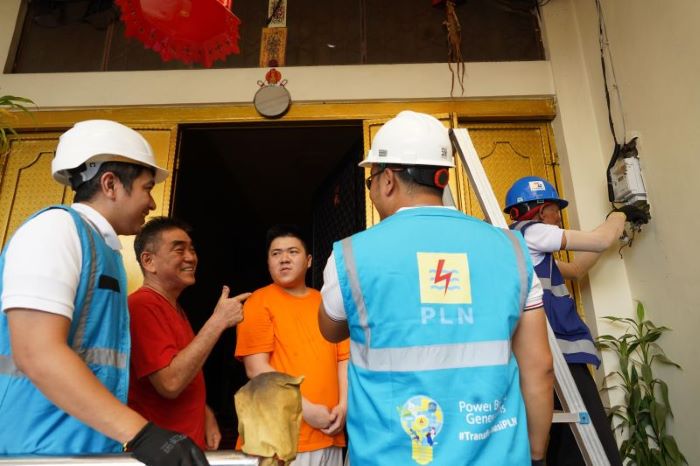 Petugas PLN UID Jakarta Raya melakukan pengecekan instalasi listrik di salah satu rumah warga. - Image
