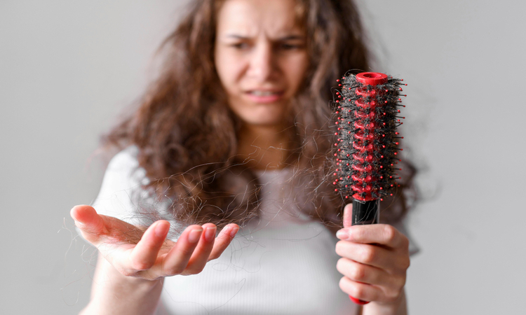 Segera diagnosis rambut Anda ke dokter apabila mengalami kerontokan yang tidak wajar. (sumber: freepik) - Image