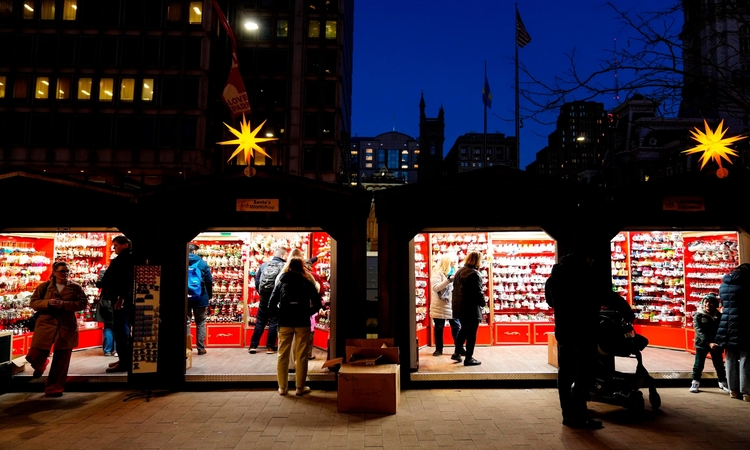 Pembeli mengunjungi Desa Natal di Philadelphia (13/12/2023), di Philadelphia. (sumber: Matt Rourke/AP) - Image