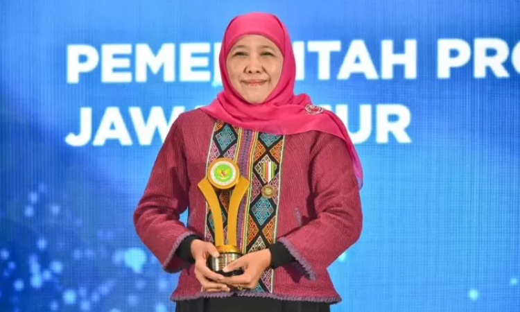 Gubernur Jawa Timur Khofifah Indar Parawansa. (Jawa Pos) - Image