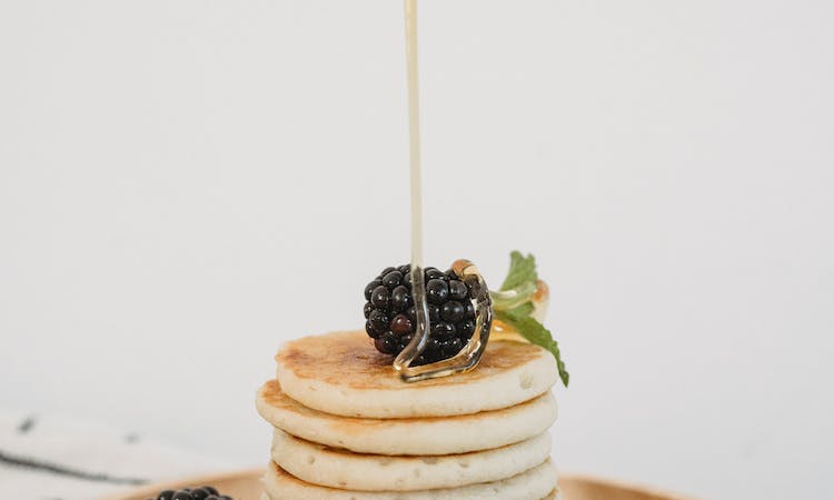 Pancake pisang dengan cokelt dan raspberry adalah kombinasi sempurna antara nikmat manis, hangat, dan lembut. (sumber: pexels/Nicola Barts) - Image