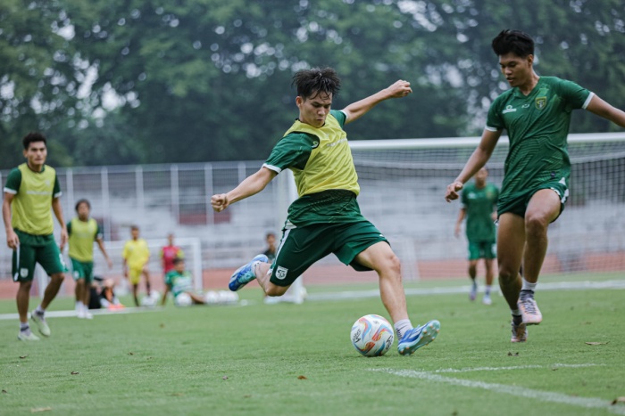 Wildan Ramdhani (kiri) dalam sesi latihan game awal pekan pertama Desember 2023. (Persebaya) - Image