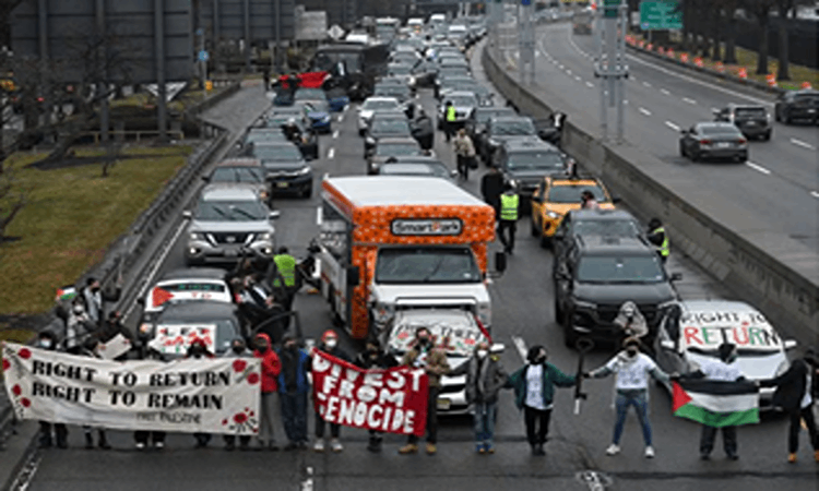 Demonstran pro-Palestina memblokir lalu lintas di jalan menuju bandara John F Kennedy (JFK). - Image