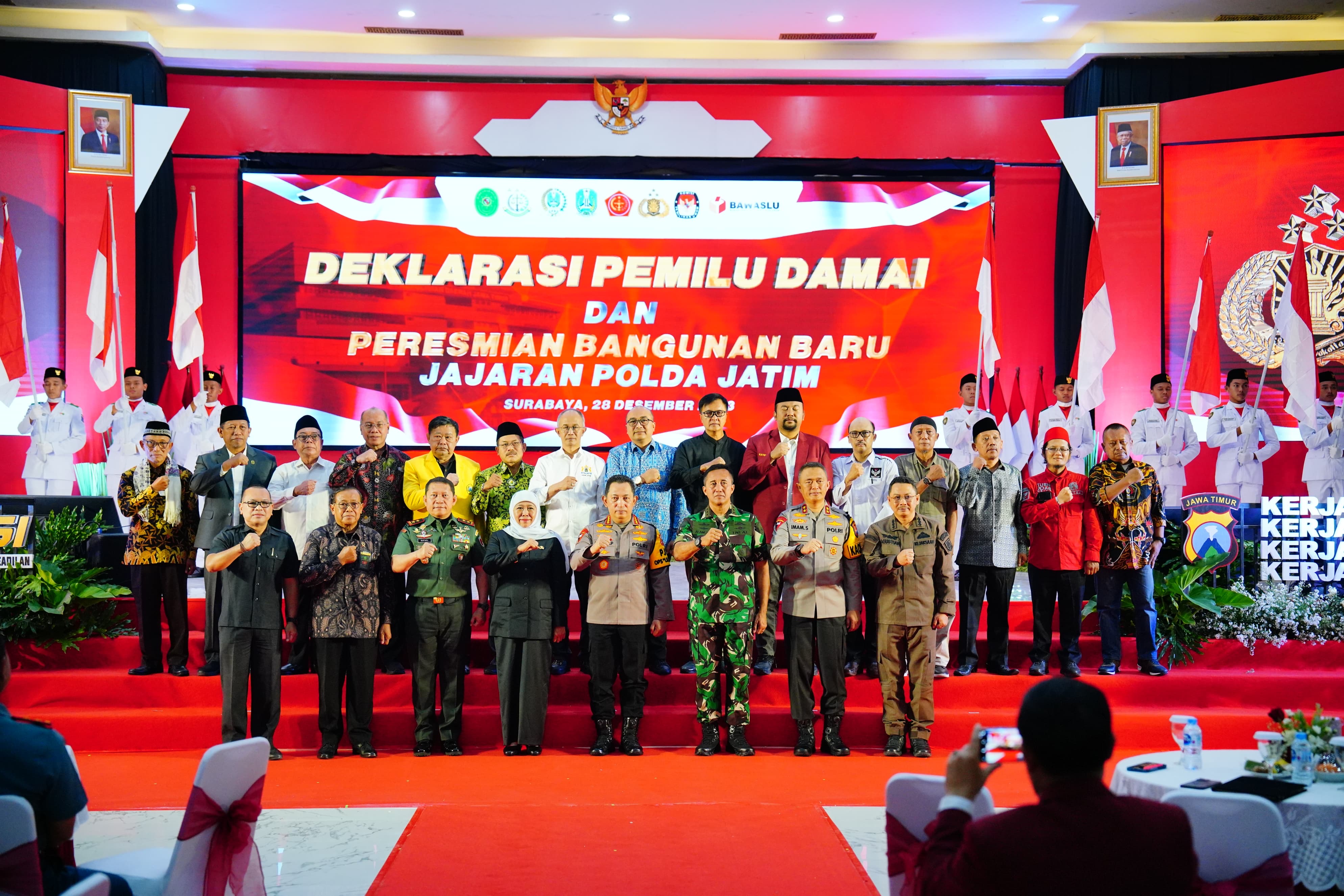 Kapolri Jenderal Listyo Sigit (empat dari kanan) Gubernur Khofifah Indar Parawansa (lima dari kanan) saat deklarasi pemilu damai di Polda Jatim. - Image