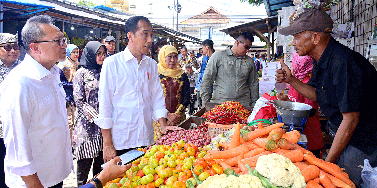 PANTAU STOK DAN HARGA SEMBAKO: Jokowi berbincang dengan pedagang Pasar Rogojampi, Banyuwangi, Rabu (27/12). Dia menanyakan harga sejumlah kebutuhan pokok di pasar tersebut. - Image