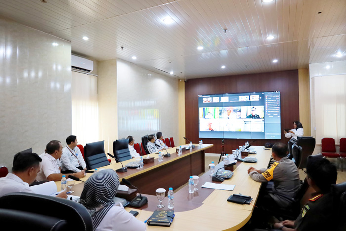 Penjabat (Pj) Wali Kota Pangkalpinang, Lusje Anneke Tabalujan dan Forkopimda mengikuti rapat koordinasi virtual pengendalian inflasi daerah yang diadakan Kementerian Dalam Negeri, Rabu (27/12/2023). - Image