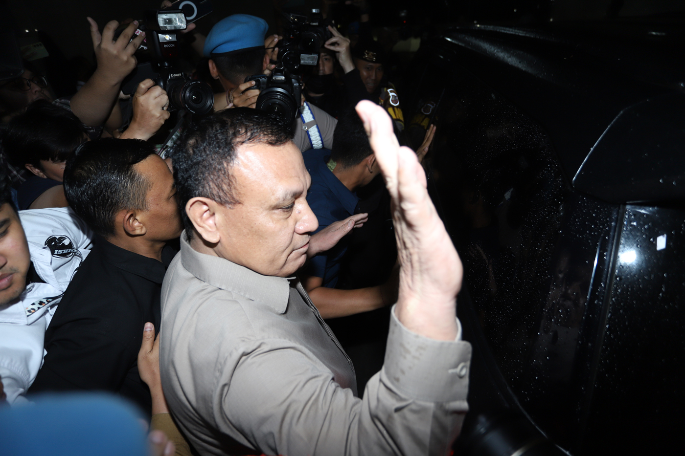 Ketua KPK nonaktif Firli Bahuri usai menjalani pemeriksaan di gedung Bareskrim Polri, Jakarta, Rabu (27/12/2023). - Image