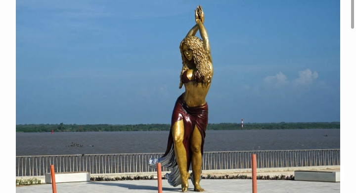 Patung Penyanyi Terkenal Shakira Berdiri Di Kota Kelahirannya, Barranqiulla. Sumber Foto: STR/AFP VIA GETTY IMAGES - Image