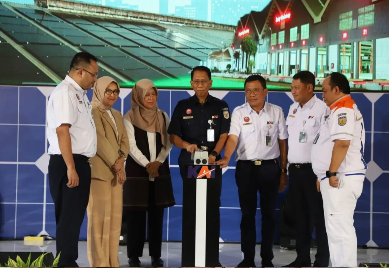Peresmian penggunaan Pembangkit Listrik Tenaga Surya (PLTS) di 40 stasiun dan 2 balai yasa milik PT KAI (Persero) di Balai Yasa Manggarai, Jakarta Selatan pada Kamis (28/12). (ANTARA/HO-PT KAI) - Image