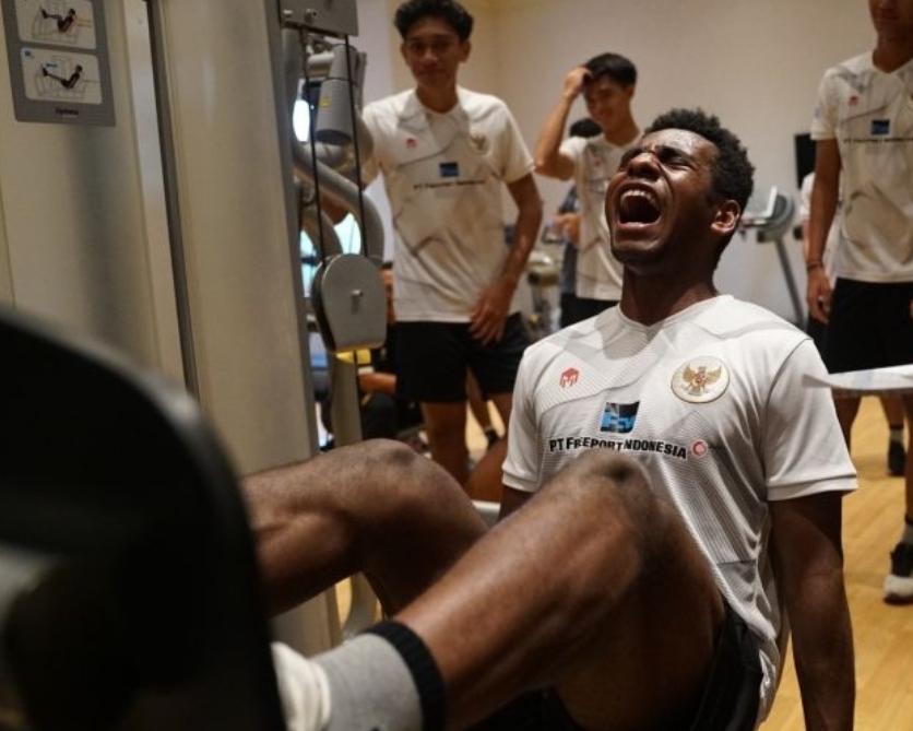 Pemain timnas Indonesia U-20 Iqbal Gwijangge saat mengikuti pemusatan latihan (TC) di Qatar. - Image