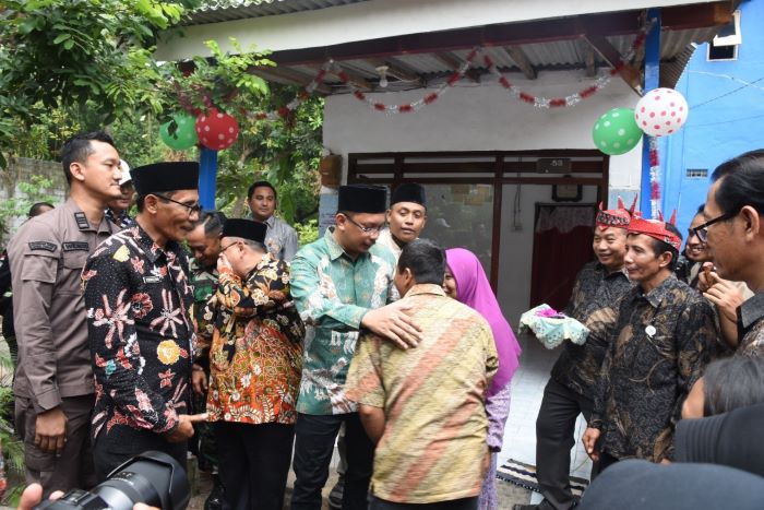 Bupati Sidoarjo Ahmad Muhdlor Ali resmikan rumah layak huni di RT 1 RW 1, Kamis (28/12). - Image