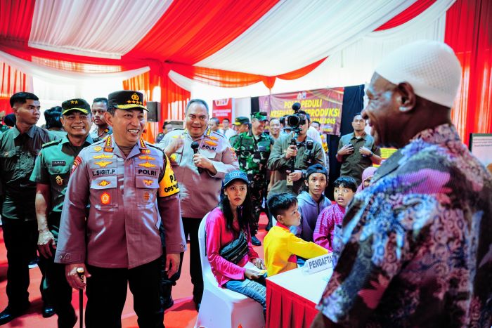 Kapolri Jenderal Listyo Sigit Prabowo tinjau kegiatan bakti kesehatan dan bakti sosial di Jawa Timur, Kamis (28/12). - Image