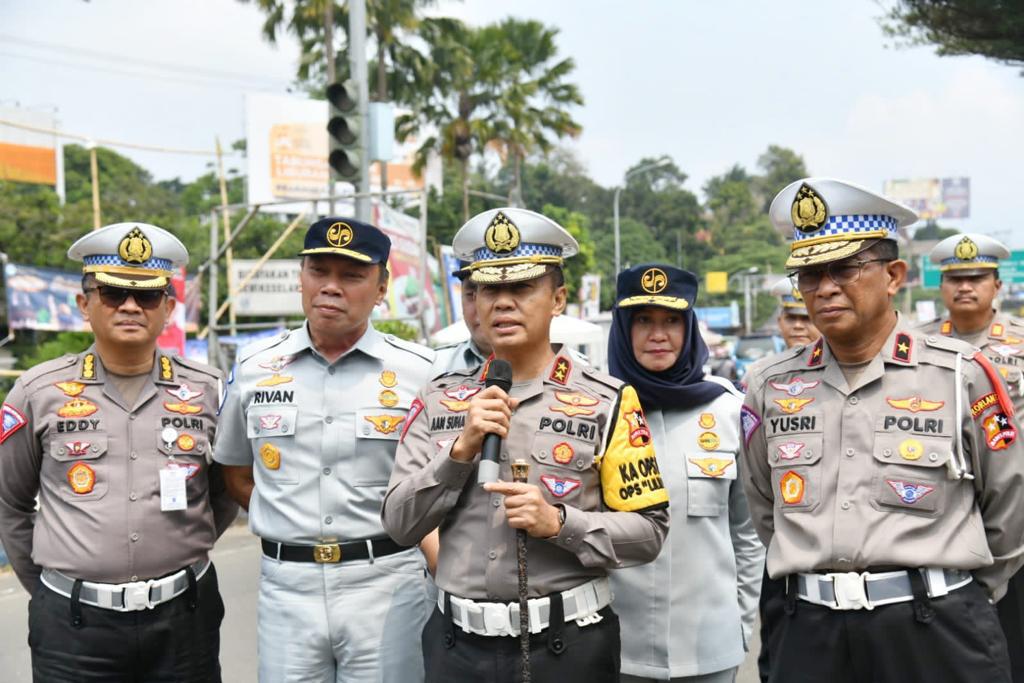 Kakorlantas Polri Irjen Pol Aan Suhanan memantau situasi lalu lintas sekaligus mengevaluasi jelang Libur Tahun Baru 2024 di TMC Polres Bogor, Jalan Raya Puncak, Bogor, Jawa Barat, Kamis (28/12/2023). - Image