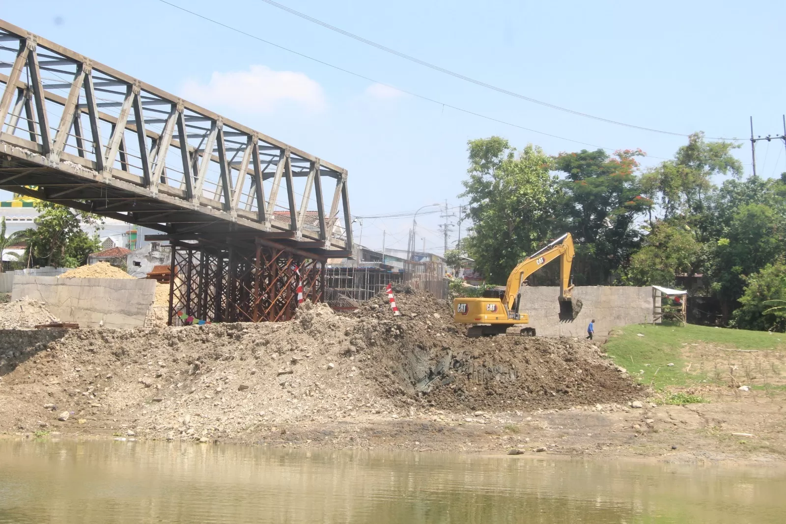 Proyek perbaikan Jembatan Glendeng hingga saat ini masih dikerjakan. Seyogyanya proyek teresebut sudah harus selesai. - Image