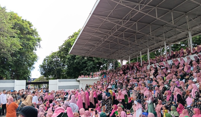 Ribuan ibu-ibu memadati Gesibu Blambangan, Banyuwangi, Jawa Timur, menyambut pasangan calon presiden-calon wakil presiden nomor urut 1 Anies Baswedan dan Muhaimin Iskandar. - Image