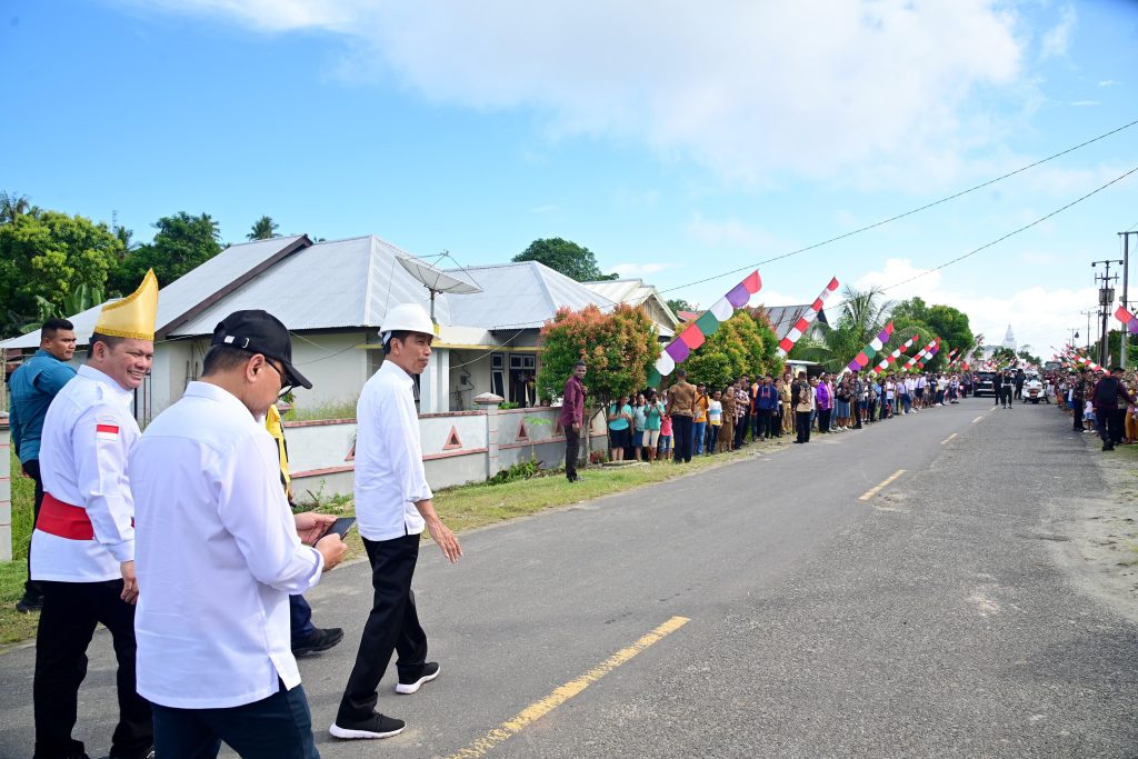 Presiden Joko Widodo (Jokowi) meninjau Jalan Lingkar Karakelang, Kabupaten Kepulauan Talaud, Provinsi Sulawesi Utara, pada Kamis (28/12). (Dok. Setpres) - Image