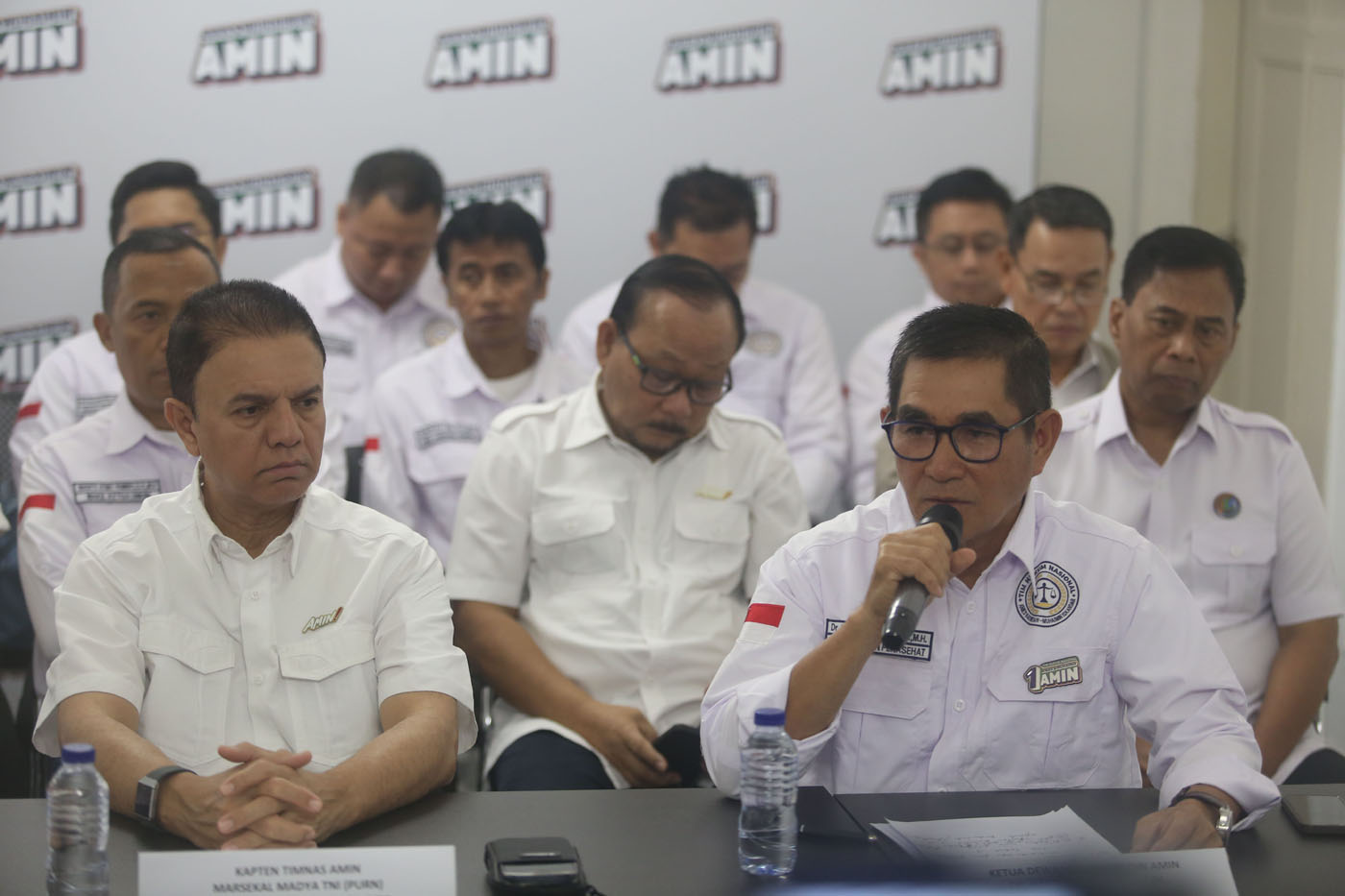 Kapten Timnas AMIN M Syaugi (kiri), dan Ketua Dewan Penasihat Tim Hukum Nasional AMIN Hamdan Zoelva memberikan keterangan pers di Markas Timnas AMIN, Jl Diponegoro, Jakarta Pusat, Kamis (28/12/2023).? - Image