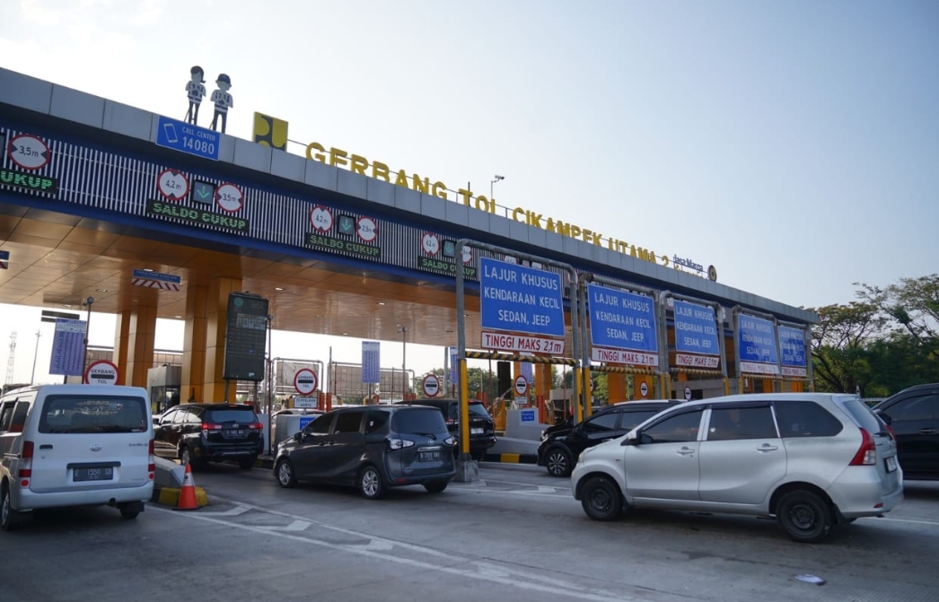 Sejumlah kendaraan mengantre di Gerbang Tol Cikampek - Image