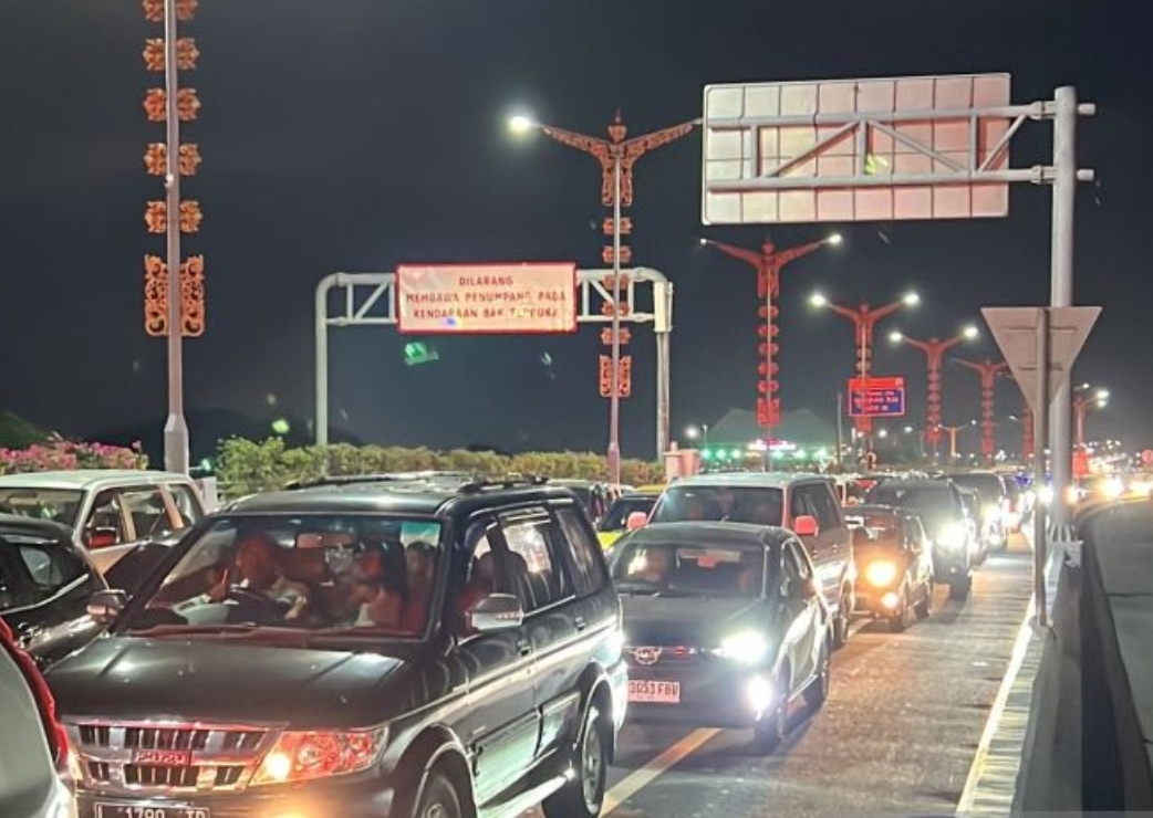 Situasi kemacetan di Jalan Tol Bali Mandara menuju Bandara I Gusti Ngurah Rai di Kabupaten Badung, Jumat (29/12/2023). - Image