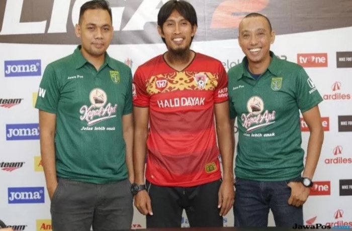 Budi Sudarsono (tengah) memulai kariernya di Persebaya Surabaya hingga menjadi pelatih sepak bola hari ini. (Jawa Pos.com) - Image