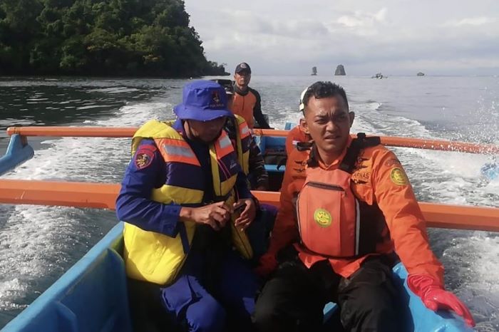Proses evakuasi mahasiswa IPB Galang Edhi Swasono yang ditemukan meninggal dunia di Teluk Semut, perairan Pulau Sempu, Jumat (29/12). - Image