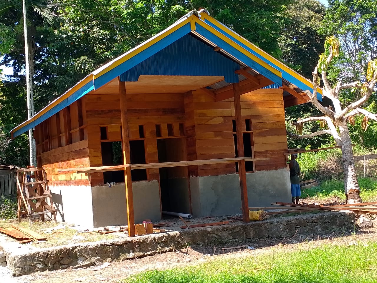Pembangunan rumah tahap 3 di Desa Nifasi Distrik Makimi, Kabupaten Nabire, Papua Tengah oleh PT Kristalin Ekalestari. (Istimewa) - Image