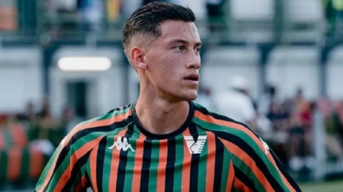Jay Idzes, bek tengah Venezia FC ini siap berjibaku membela panji-panji Garuda untuk bisa terbang tinggi di Piala Asia 2023. (Instagram Jay Idzes) - Image