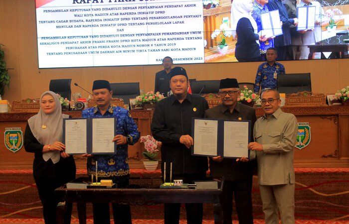 Pemkot dan DPRD Kota Madiun menyetujui raperda perubahan atas perda 8/2019 tentang Perumda Tirta Taman Sari dalam rapat paripurna kemarin (27/12). - Image
