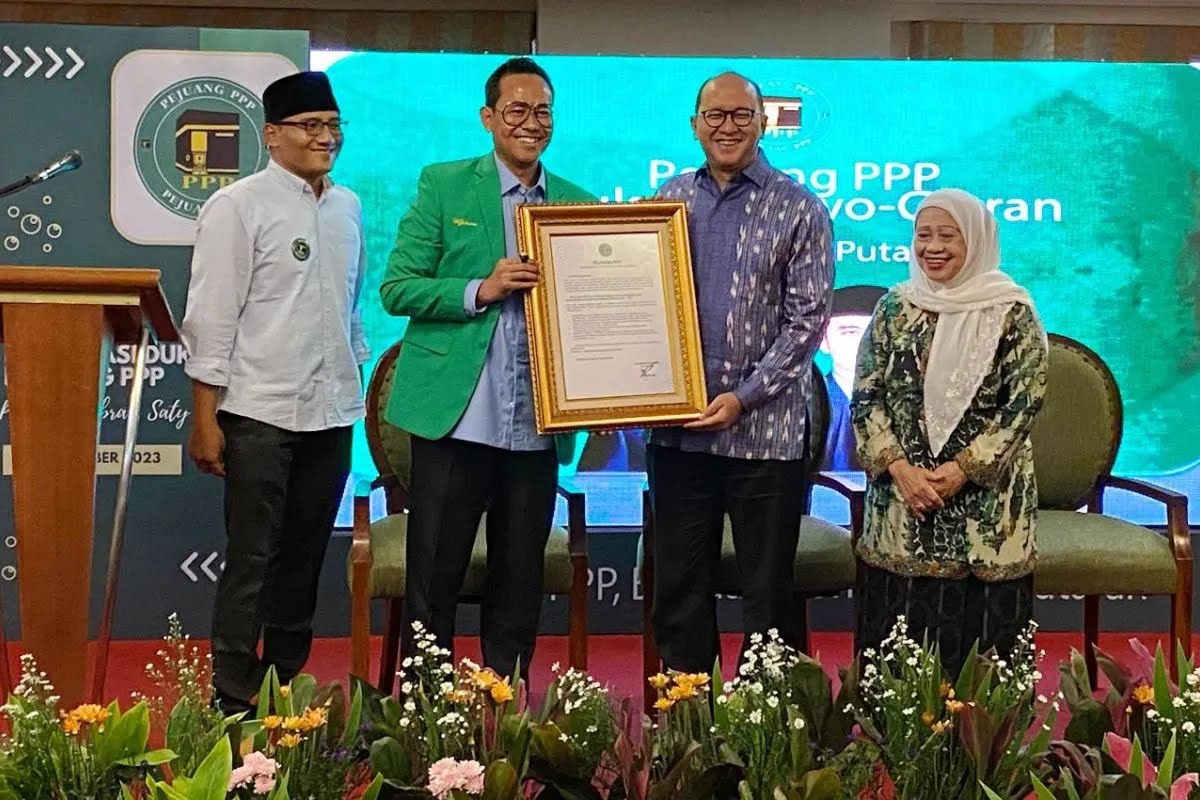 Kordinator Nasional Pejuang PPP Witjaksono (tengah kiri) menyerahkan piagam deklarasi kepada Ketua Tim Kampanye Nasional (TKN) Prabowo-Gibran Roslan Roeslani (tengah kanan). - Image
