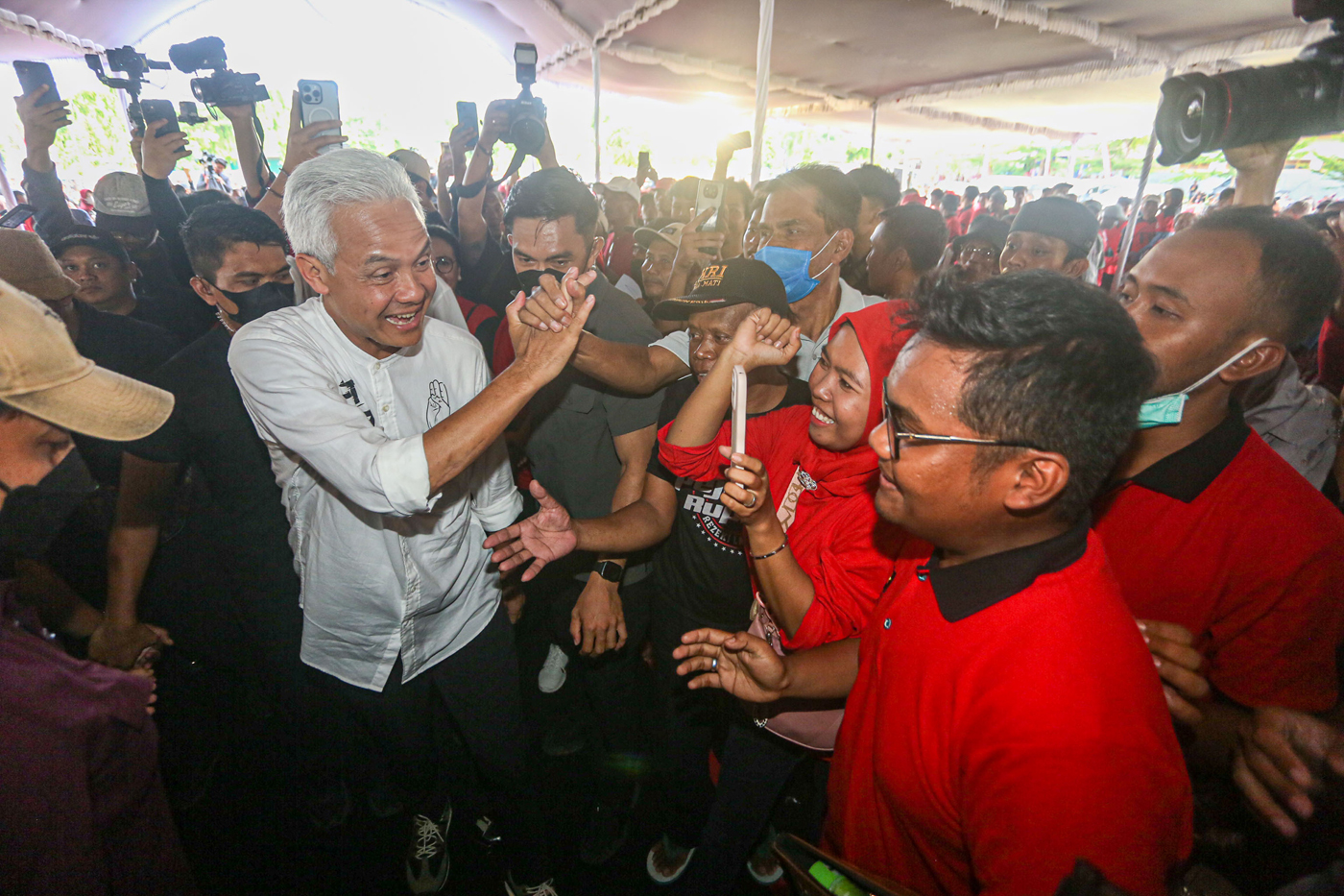 Calon presiden omor urut 3 Ganjar Pranowo saat melaunching program SMK Gratis Langsung Kerja untuk Keluarga Miskin di Lapangan Pule, Wonogiri, Jawa Tengah, Jumat (29/12/2023). - Image
