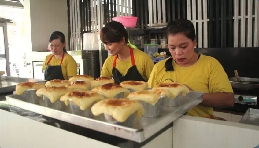 Warga binaan Lapas Perempuan Semarang membuat pesanan bakery dan pastry. (Radar Semarang) - Image