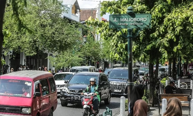 Kendaraan melintas di Jl Malioboro Jogja. (Elang Kharisma Dewangga/Radar Jogja) - Image