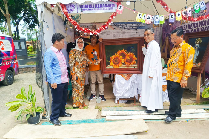 Penjabat Wali Kota Pangkalpinang, Lusje Anneke Tabalujan menghadiri undangan perayaan 100 tahun Keuskupan Kota Pangkalpinang di Geraja Katolik Keuskupan Pangkalpinang, Sabtu (30/12/2023). - Image