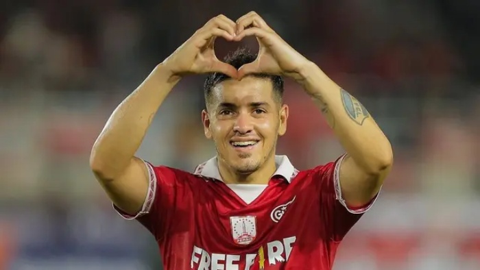 Alexis Messidoro jadi pemain dengan koleksi pelanggaran terbanyak Persis Solo 2023. (Persis Solo) - Image