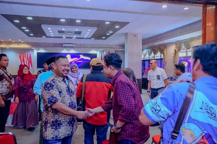 GANTI RUGI: Bupati Gresik Fandi Akhmad Yani memberikan kompensasi dari Pelaksanaan Jalan Nasional (PJN) Wilayah IV Provinsi Jawa Timur atas warga terdampak pelebaran Jalan Manyar. - Image