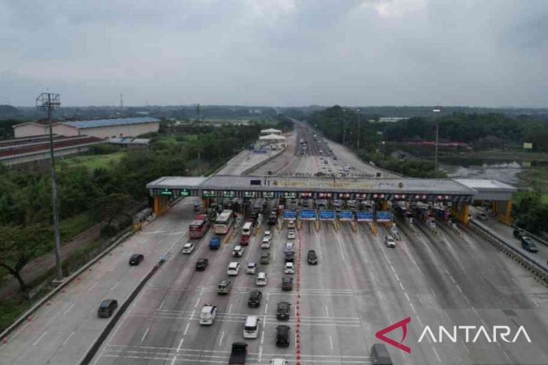Kendaraan dari arah Jakarta melintasi Gerbang Tol Cikampek Utama menuju Tol Trans Jawa pada H-3 libur Tahun Baru 2024. - Image
