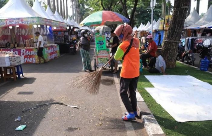 Ilustrasi petugas kebersihan saat menyapu di suatu acara / sumber: Antara - Image