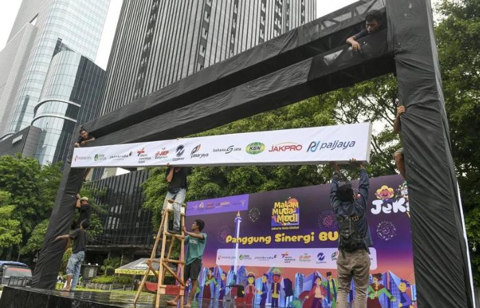 Pemasangan panggung sambut tahun baru di Jalan Jenderal Sudirman Jakarta / sumber: Antara - Image